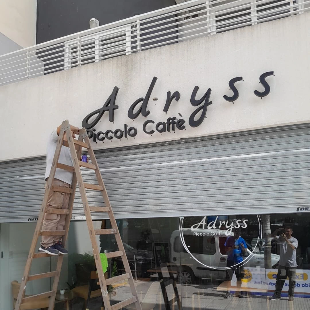 Letras corpóreas Adryss Piccolo Caffè en chapa galvanizada retroiluminadas con efecto halo, Buenos Aires