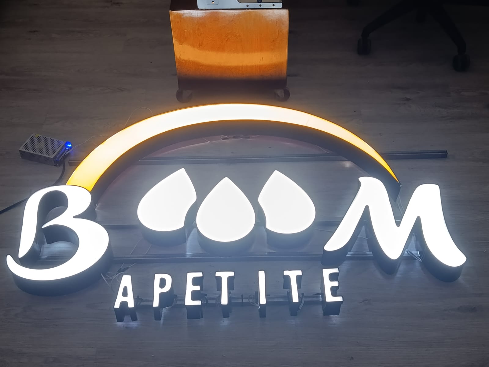 Isologo corpóreo Bom Apetite con frente de acrílico e iluminación frontal LED, Rosario
