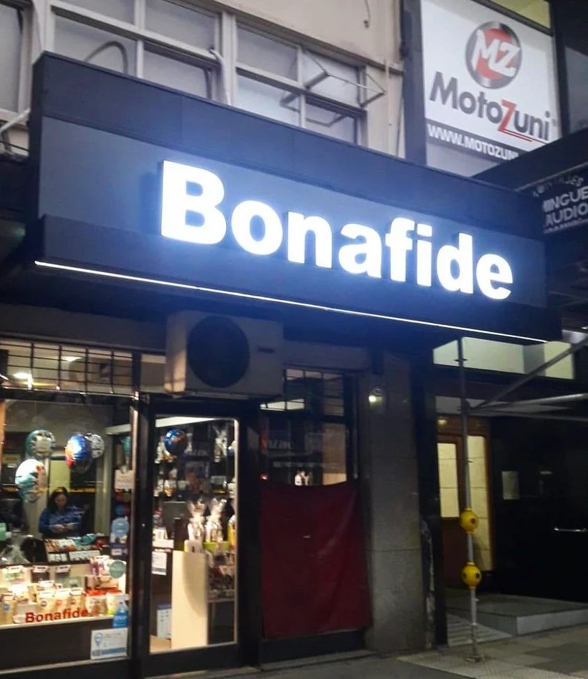 Letras corpóreas Bonafide con frente de acrílico e iluminación frontal LED en fachada