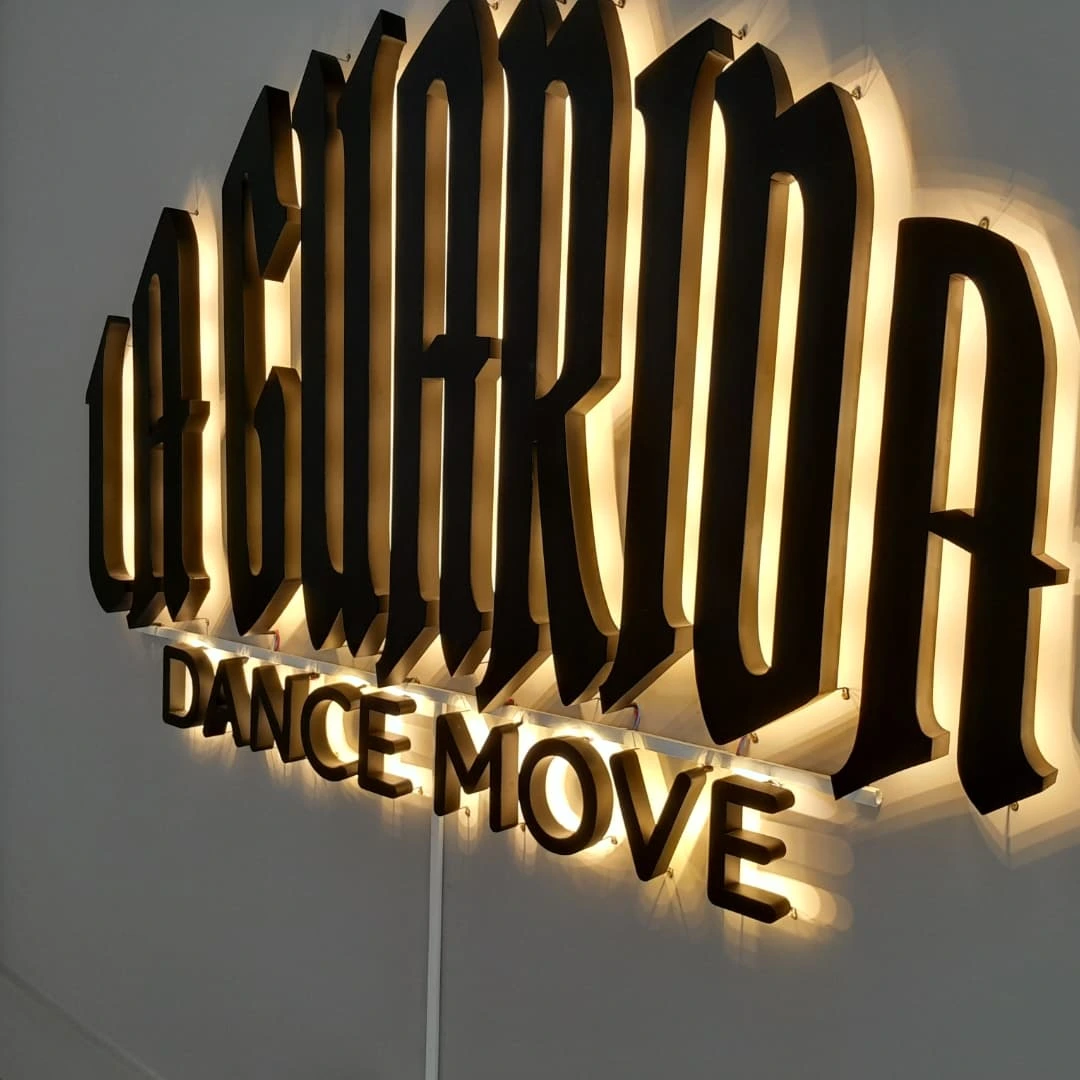 Letras corpóreas La Guarida Dance Move en chapa galvanizada retroiluminadas con efecto halo, Buenos Aires