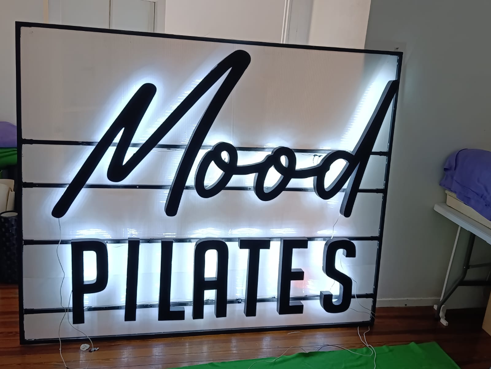 Panel corpóreo Mood Pilates en chapa galvanizada retroiluminado con efecto halo, Buenos Aires
