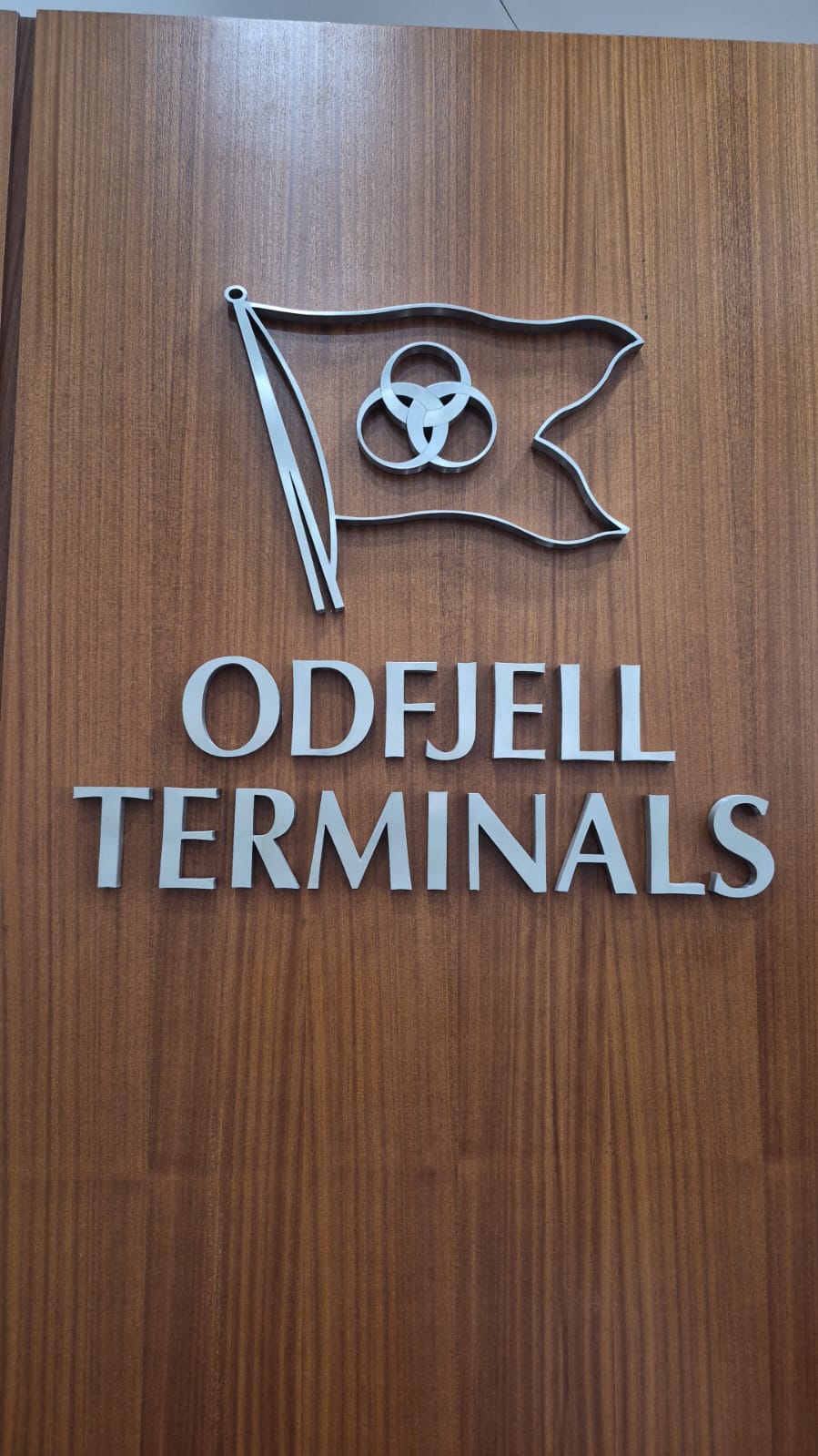 Letras corpóreas ODFJELL en acero inoxidable 304 sin iluminar en terminal portuaria
