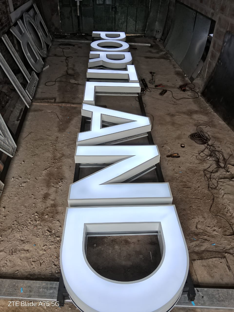 Letras corpóreas Portland en chapa con frente de acrílico e iluminación frontal LED, Buenos Aires