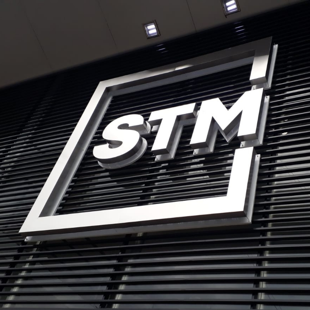 Isologo corpóreo STM en acero inoxidable 304 retroiluminado con efecto halo, Buenos Aires