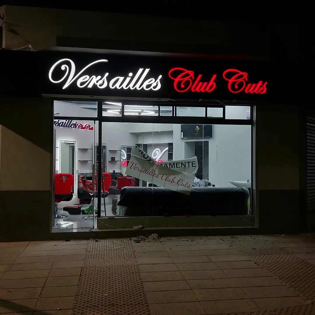 Letras corpóreas Versailles Club Cuts en chapa con frente de acrílico bicolor, iluminación frontal, Buenos Aires