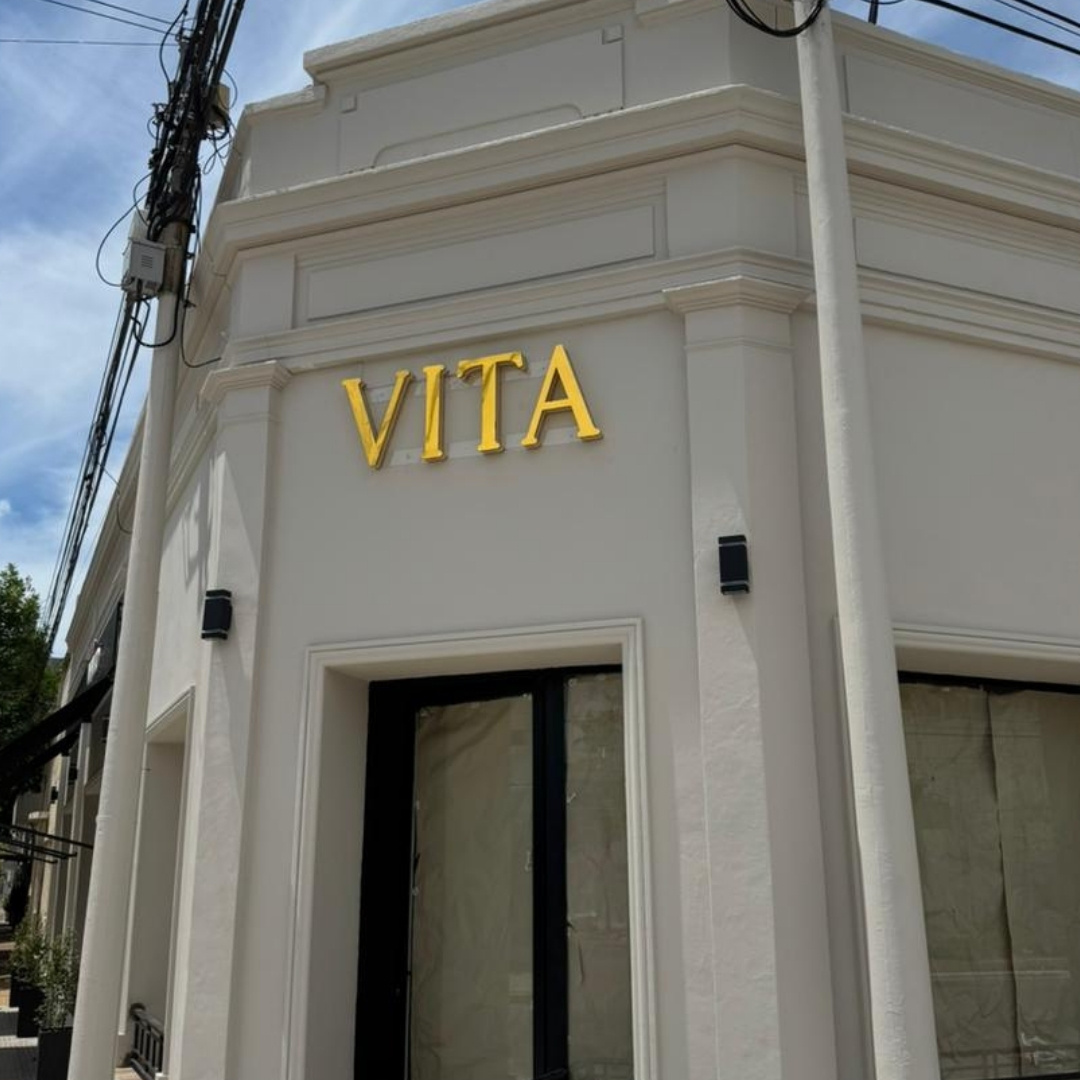 Letras corpóreas VITA en acrílico dorado retroiluminado con efecto halo en fachada clásica, Buenos Aires